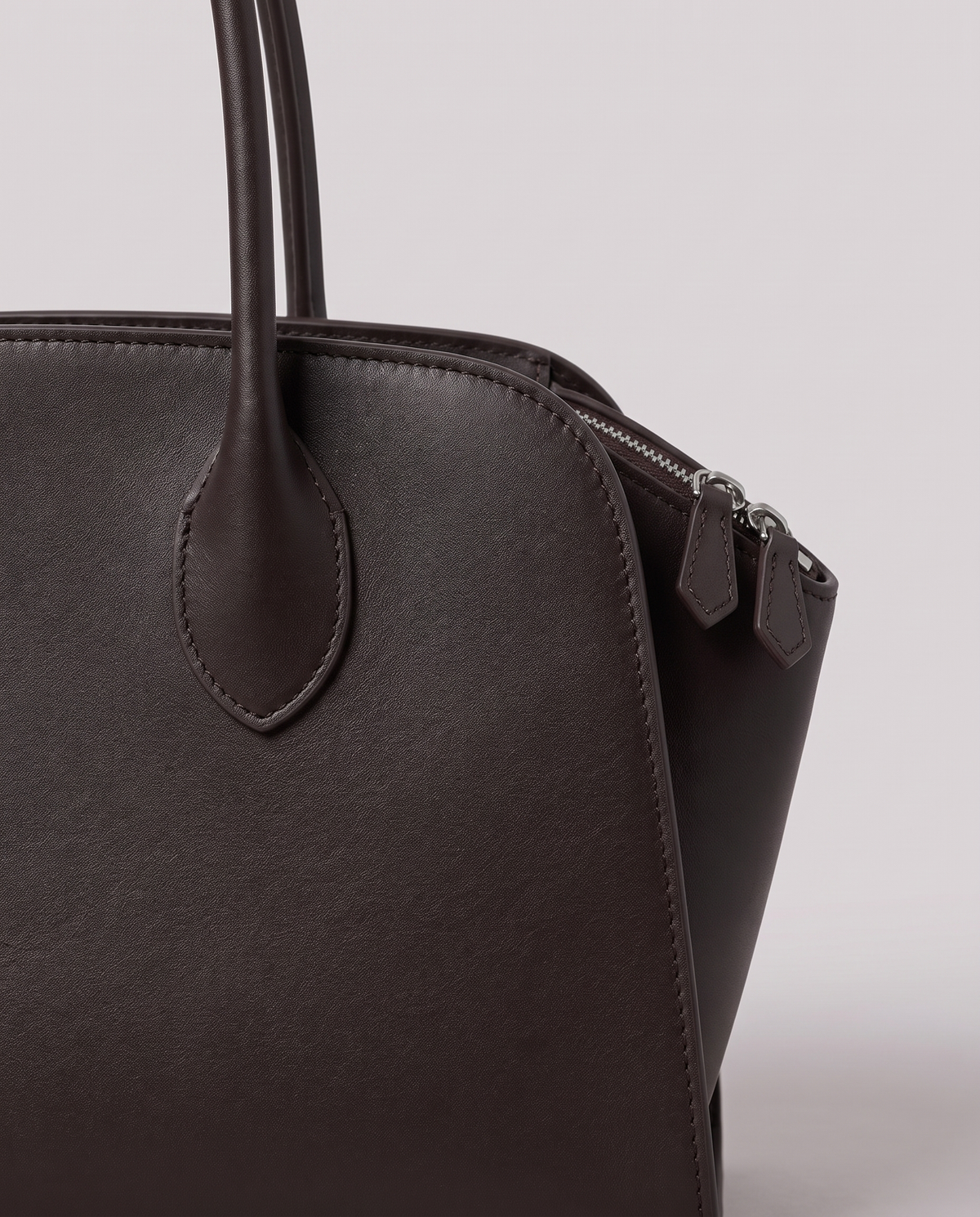 Leather close-up of the Valentina Volta Large bag in Espresso