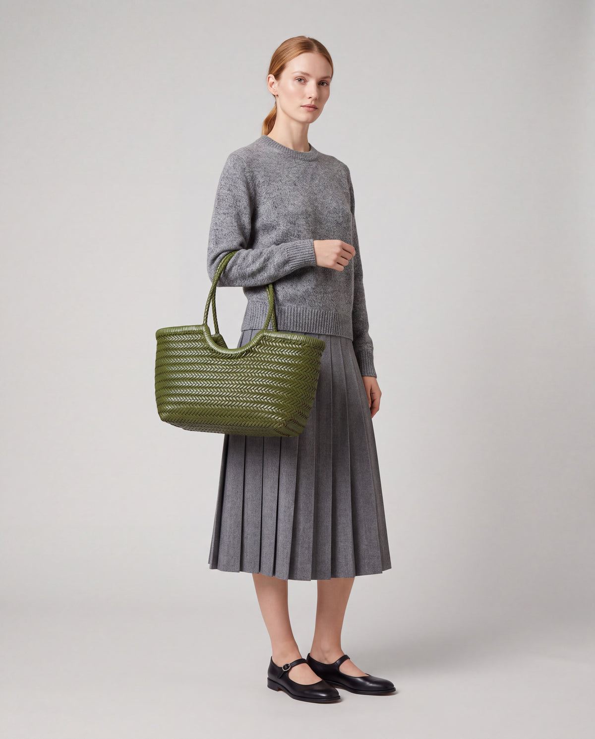Weave bag in Olive – worn by model, full length
