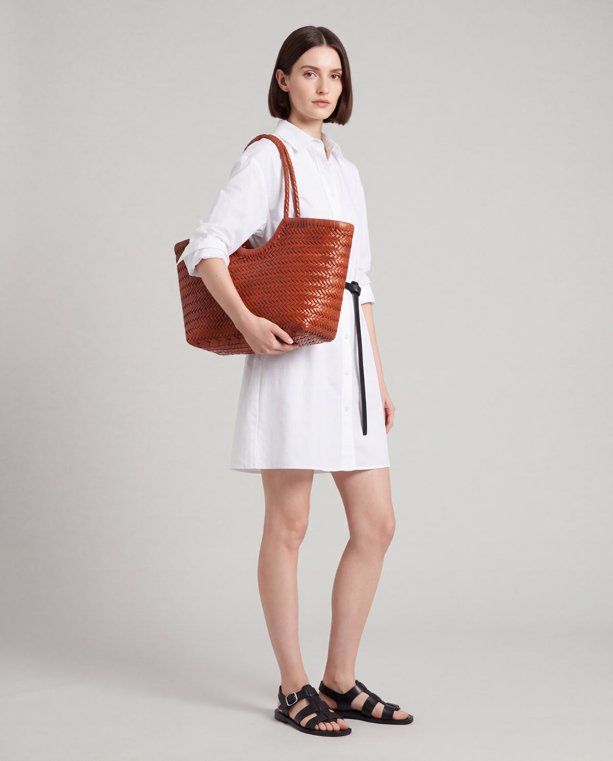 Weave bag in Rust – worn by model, full length